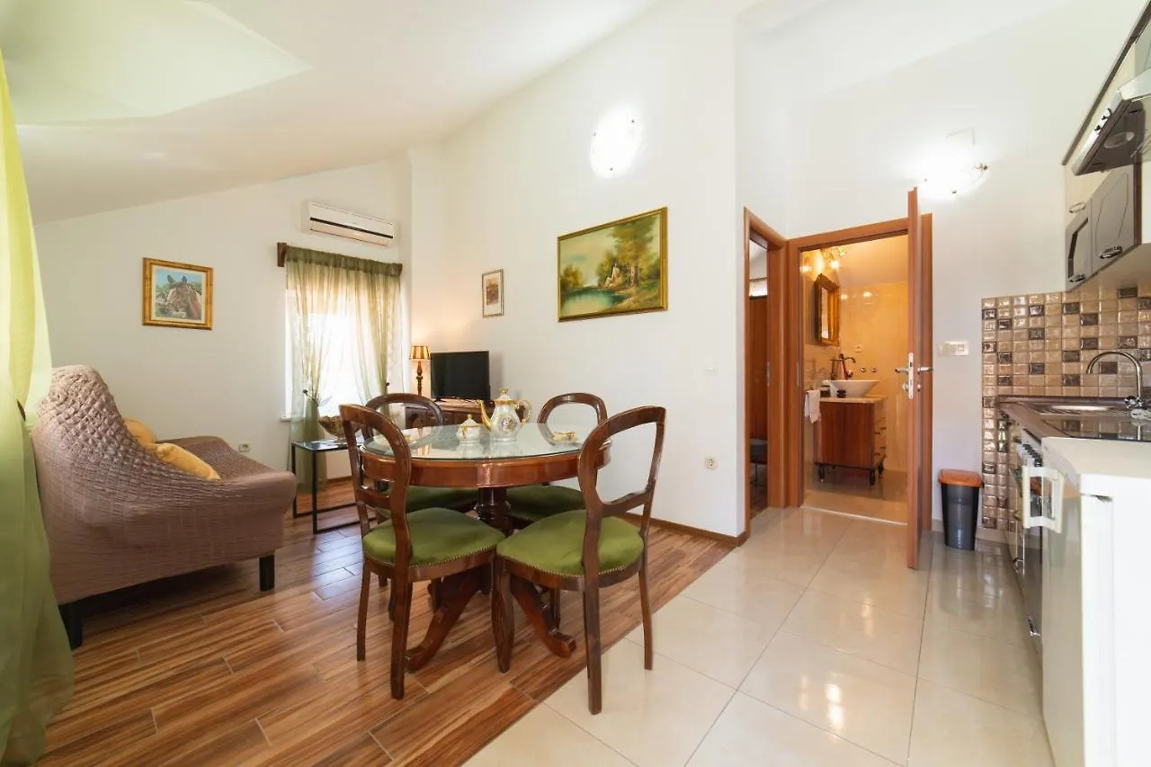 Apartments Villa Mira Kastela Croatia