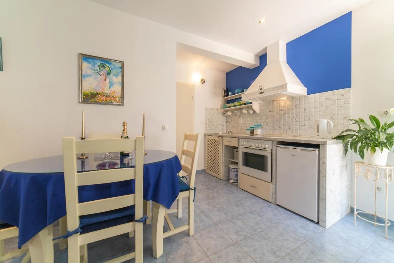 Apartments Villa Mira Kastela 0*,
